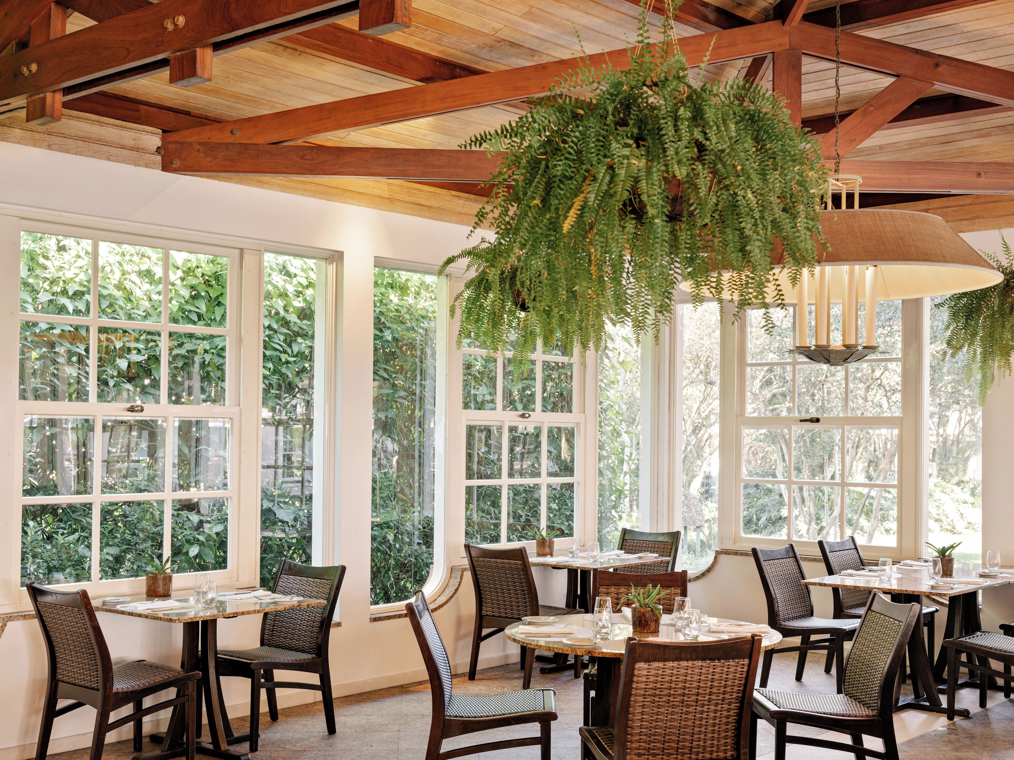 2 restaurantes, se sirve almuerzo 