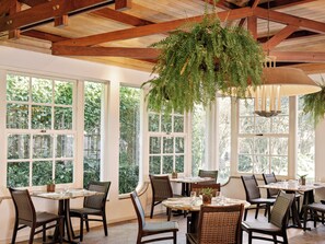 2 restaurantes, é servido almoço