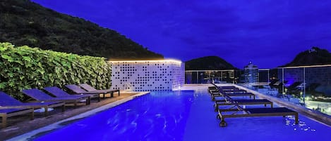 Utomhuspool och solstolar