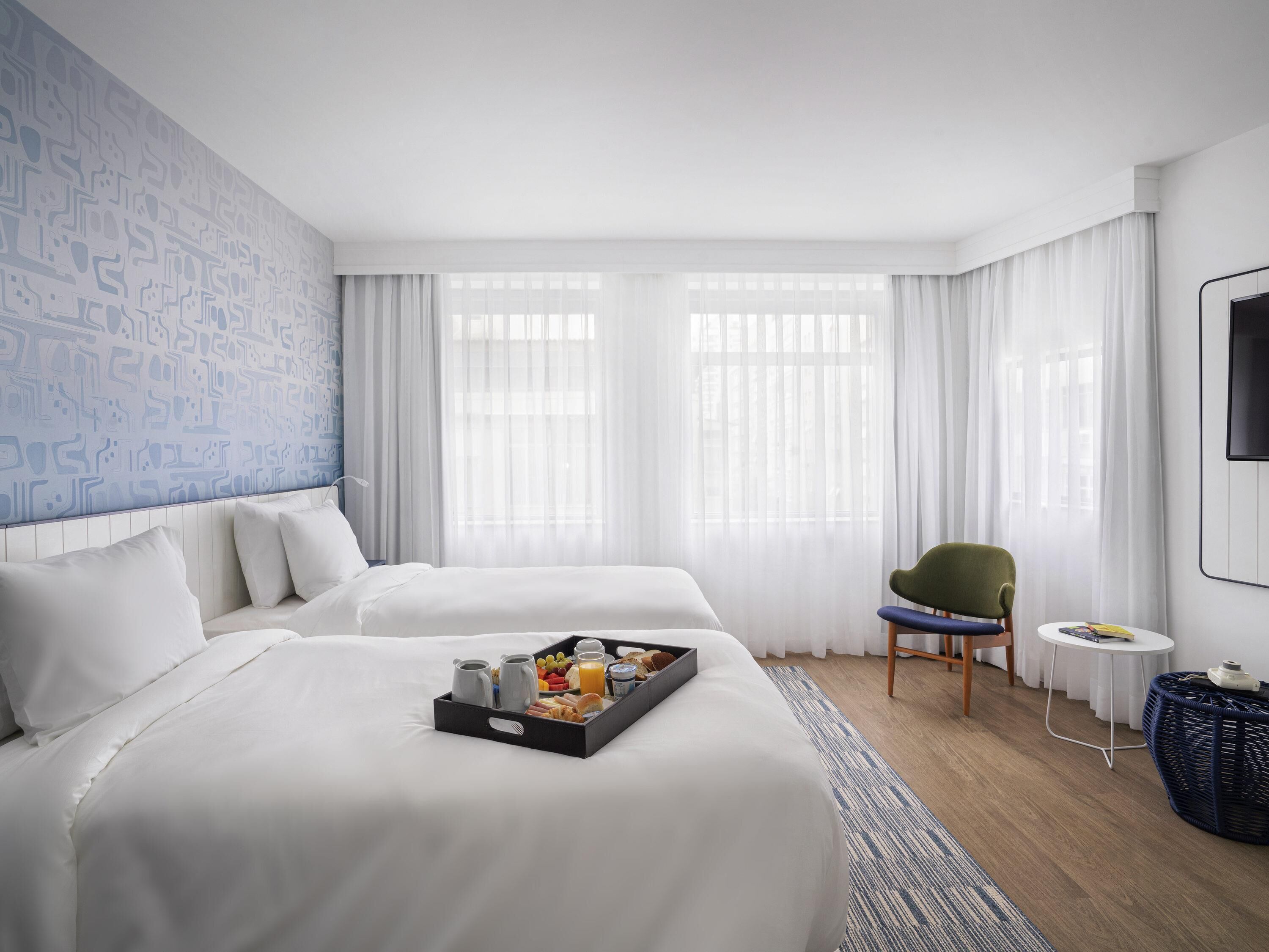 Superior-rum (2 Small Double Beds) | Minibar, värdeförvaringsskåp på rummet och arbetsyta för laptop