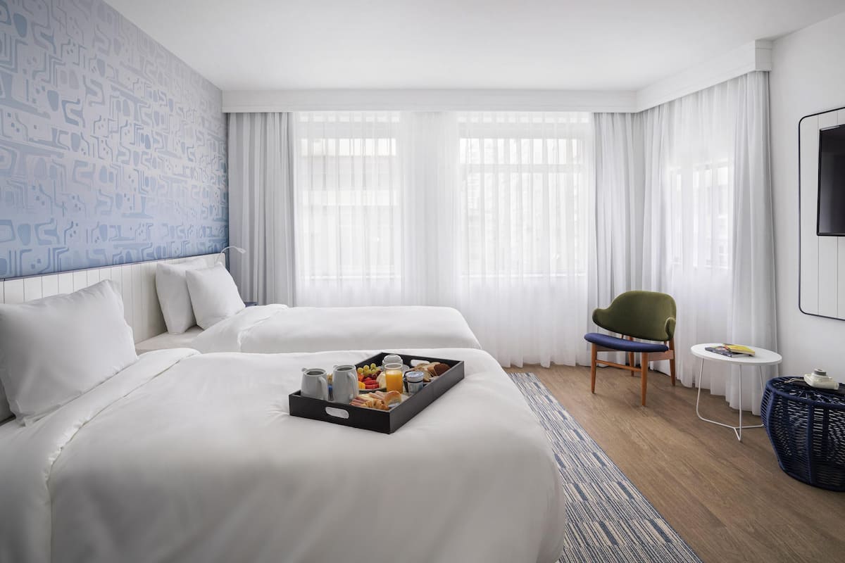 Superior-rum (2 Small Double Beds) | Minibar, värdeförvaringsskåp på rummet och arbetsyta för laptop