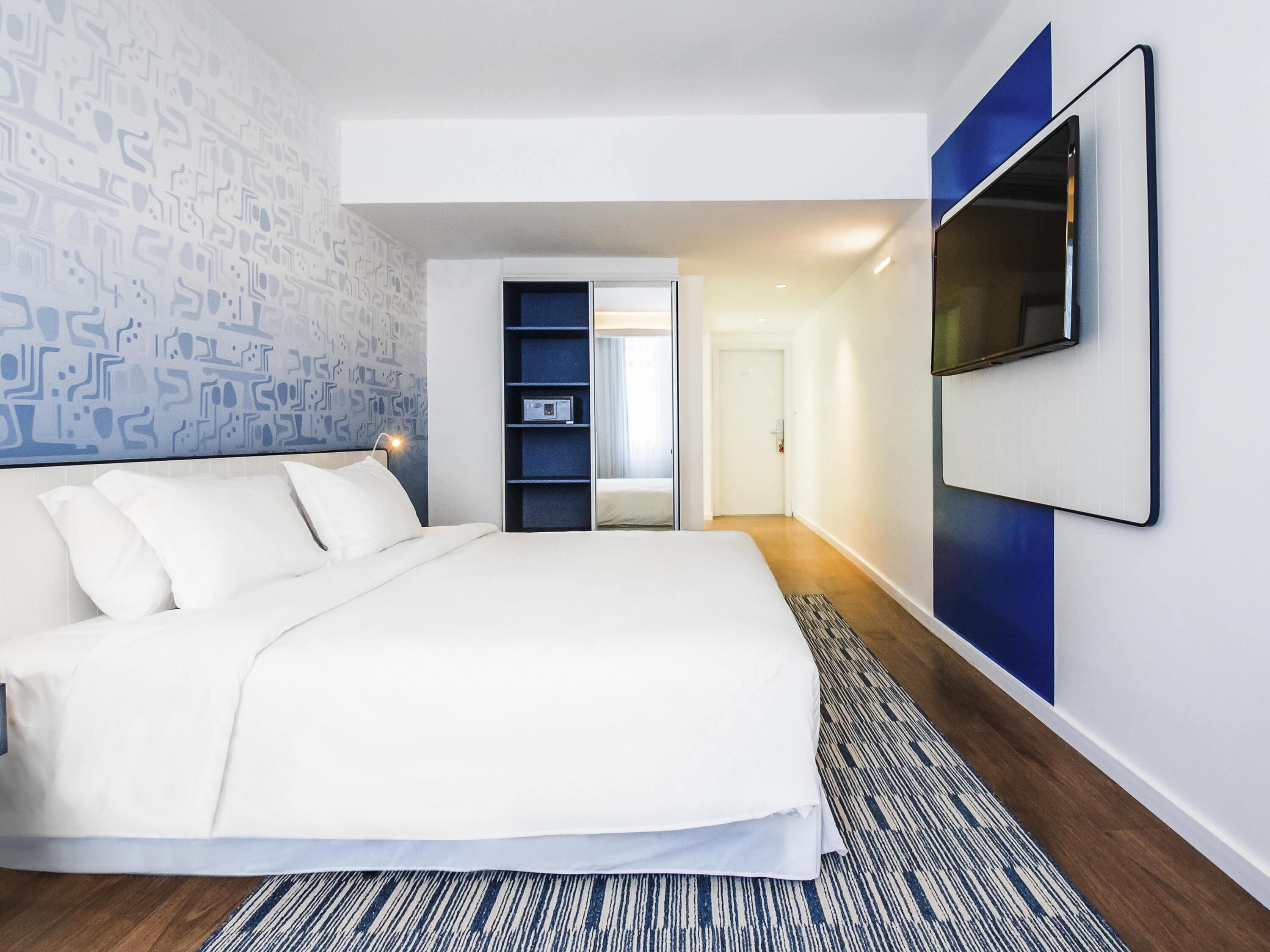 Minibar, in-room safe, laptop workspace, cribs (free)