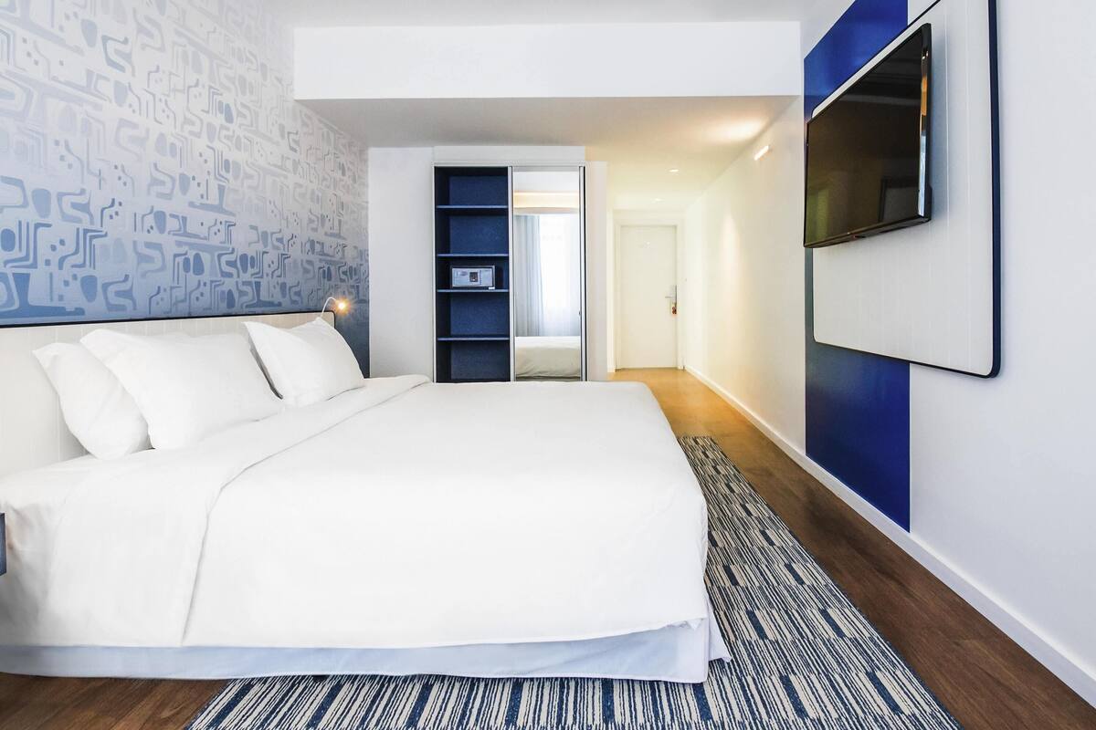 Minibar, in-room safe, laptop workspace, cribs (free)