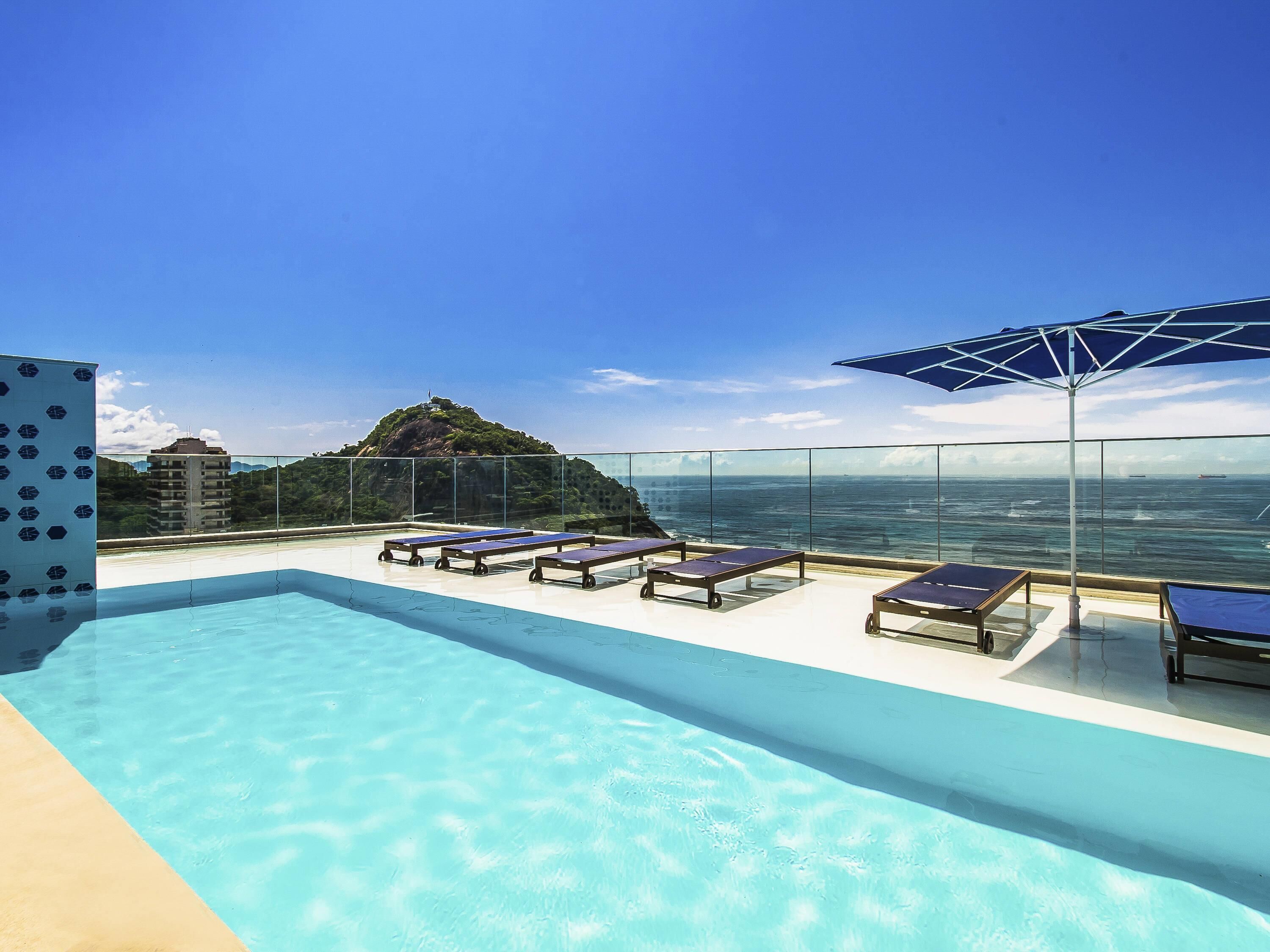 Piscine extérieure, chaises longues