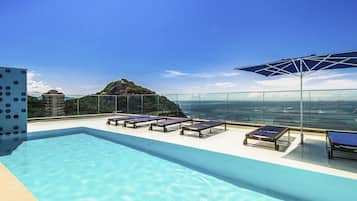 Piscine extérieure, chaises longues
