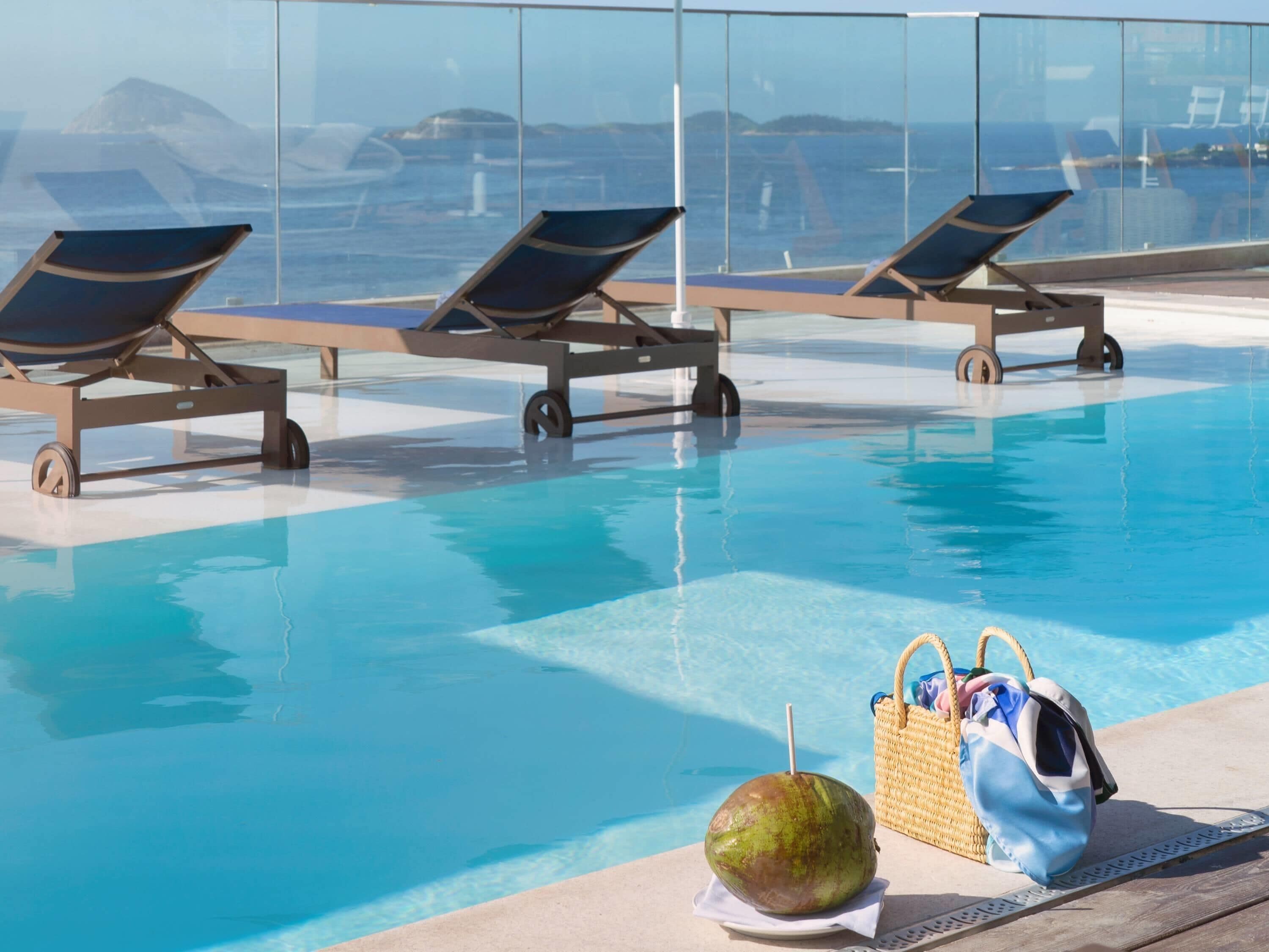 Piscina externa, espreguiçadeiras