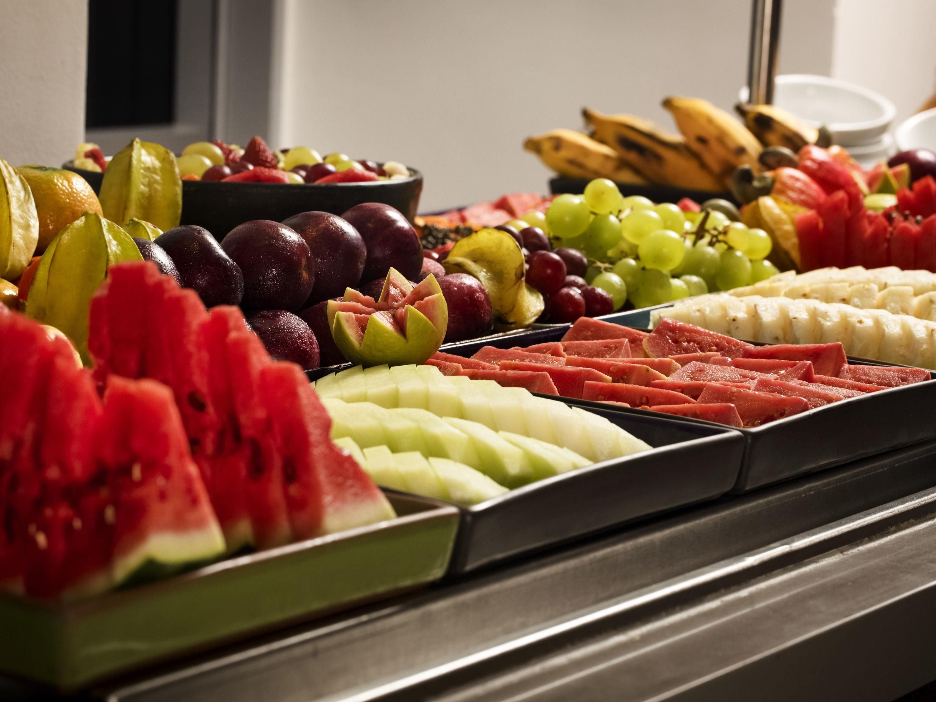 Un bufé con diversas frutas y verduras.