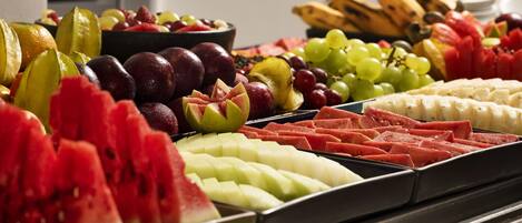 Un bufé con diversas frutas y verduras.