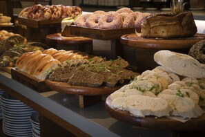 A buffet with various breads and pastries. - Novotel Rio de Janeiro Leme (Rio de Janeiro)
