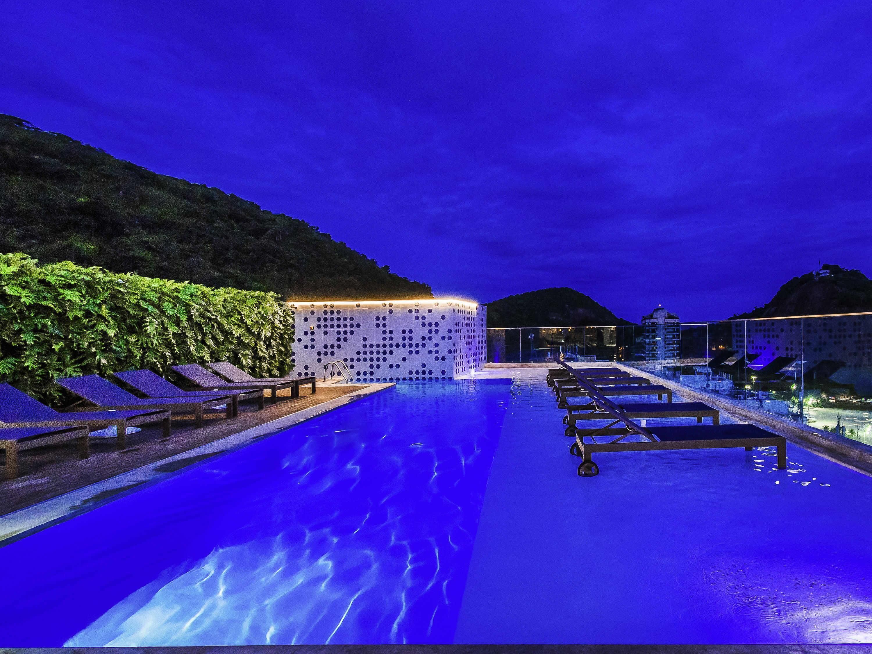 Piscina externa, espreguiçadeiras