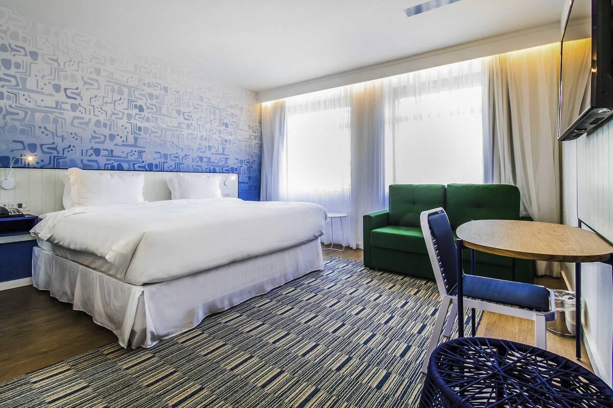 Family Room, 1 Queen Bed with Sofa bed | Minibar, in-room safe, laptop workspace, cribs (free)