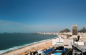 Piscina externa, espreguiçadeiras