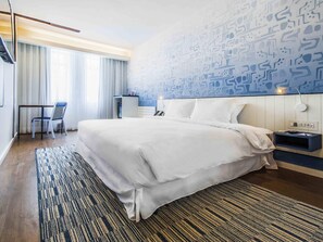 エグゼクティブ ルーム クイーンベッド 1 台 パーシャルシービュー | ミニバー、セーフティボックス (室内)、ノートパソコン用作業スペ ース、ベビーベッド (無料)