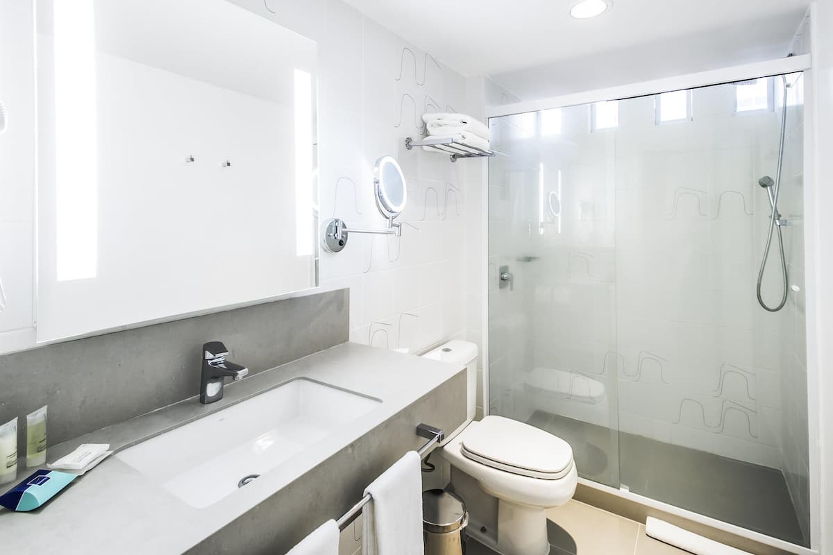 1 Schlafzimmer, Minibar, Zimmersafe, laptopgeeigneter Arbeitsplatz