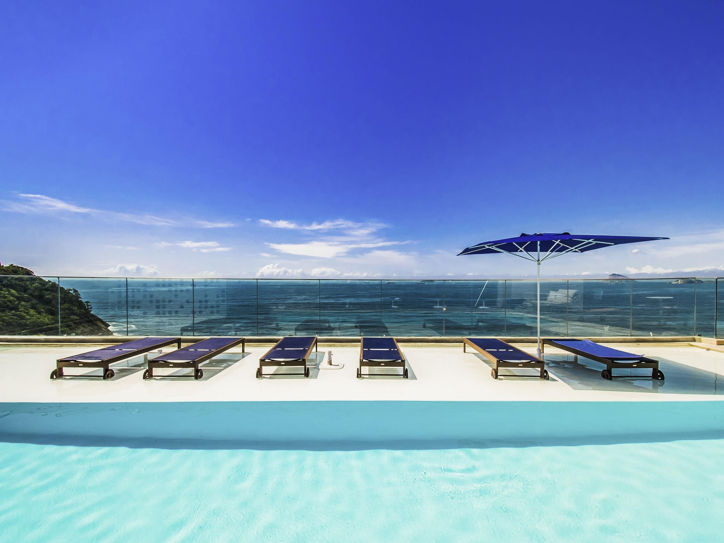 Piscine extérieure, chaises longues