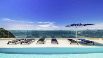 Piscine extérieure, chaises longues