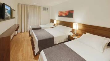 Camera quadrupla | Bagno | Doccia, soffione a pioggia, set di cortesia gratuito, asciugacapelli