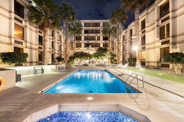 Una piscina al aire libre