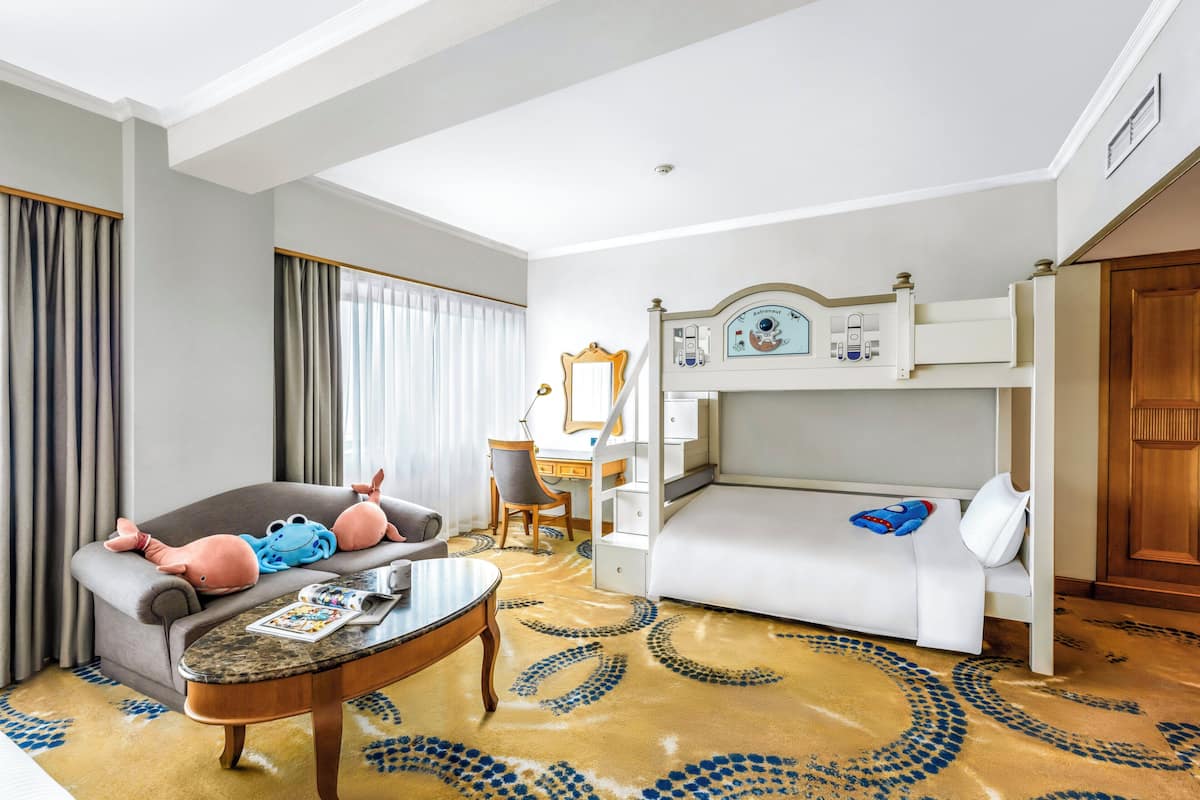 Phòng Suite Junior, nhiều giường (Family) | Chăn bông, minibar, két bảo mật tại phòng, bàn 