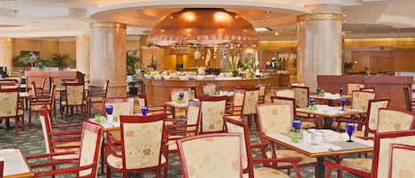 3 restaurantes; se sirve desayuno, almuerzo y cena