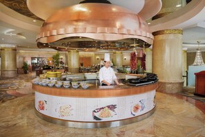 Daily buffet breakfast (CNY 128 per person)