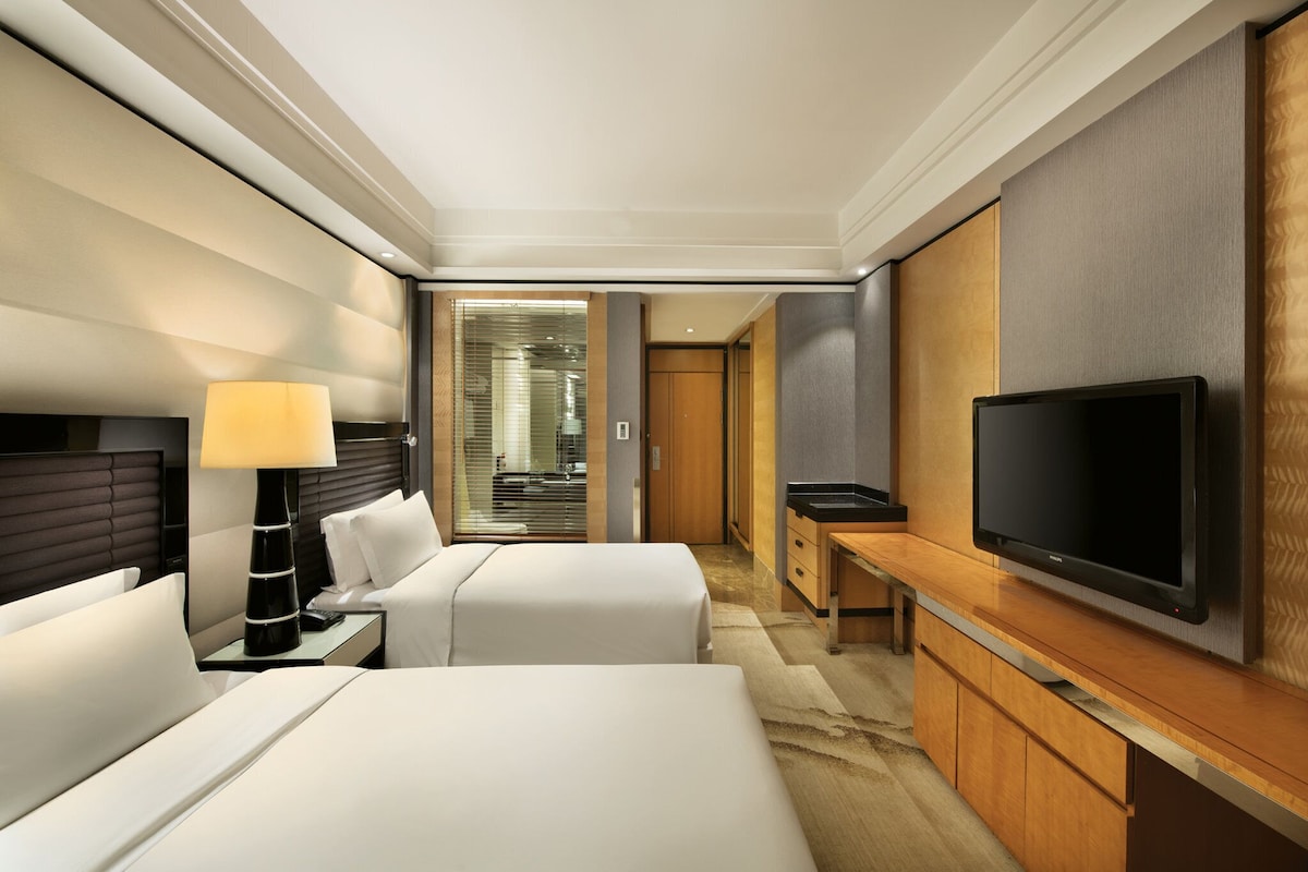 Down comforters, minibar, in-room safe, desk