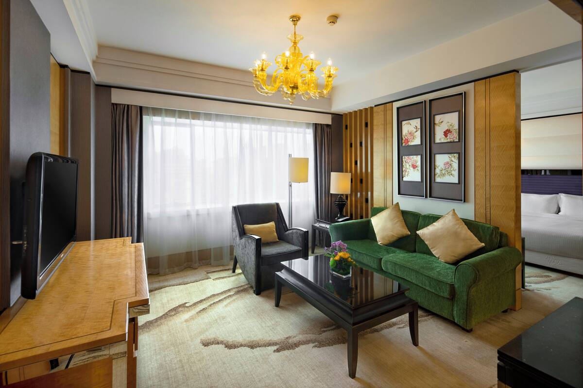 Chăn bông, minibar, két bảo mật tại phòng, bàn 