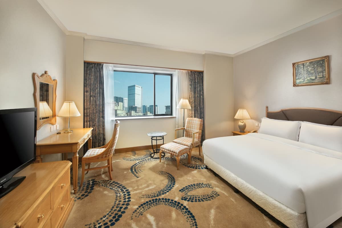 Chăn bông, minibar, két bảo mật tại phòng, bàn 