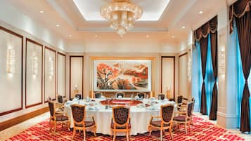 3 間餐廳;供應早餐、午餐、晚餐;多國菜