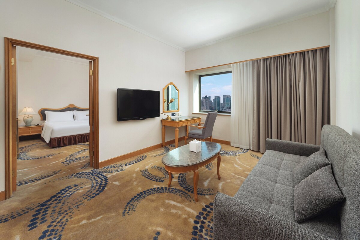 Suite familiar, 1 cama King size | Edredón, minibar, caja de seguridad en la habitación y escritorio 
