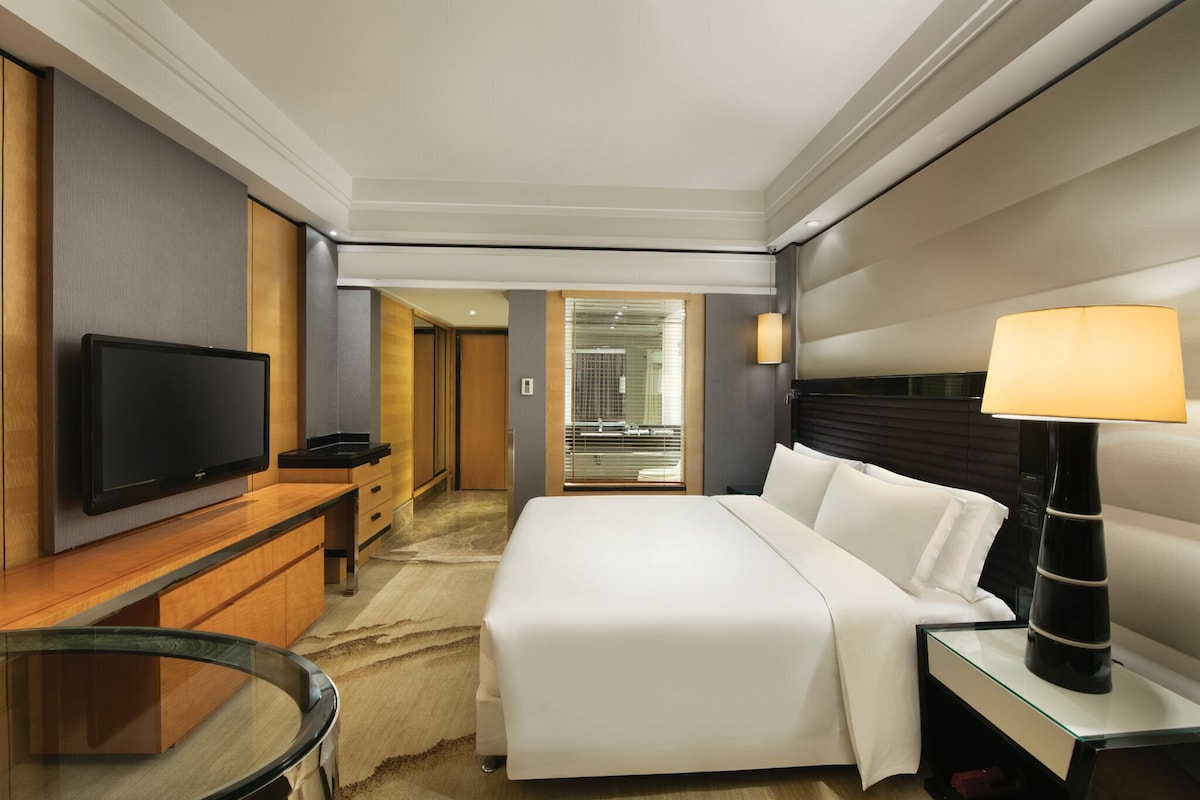 1 King Premium | Down comforters, minibar, in-room safe, desk
