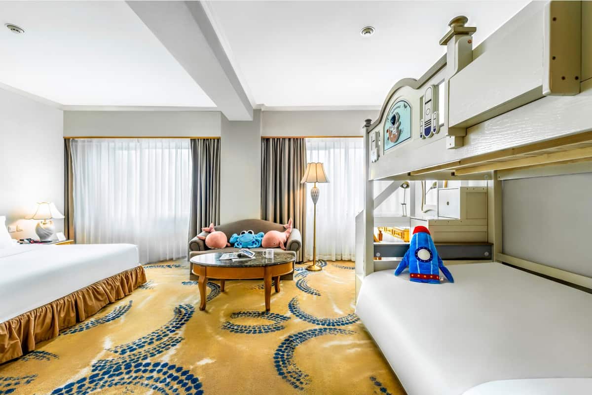 Suite junior, 1 cama King size (Family) | Edredón, minibar, caja de seguridad en la habitación y escritorio