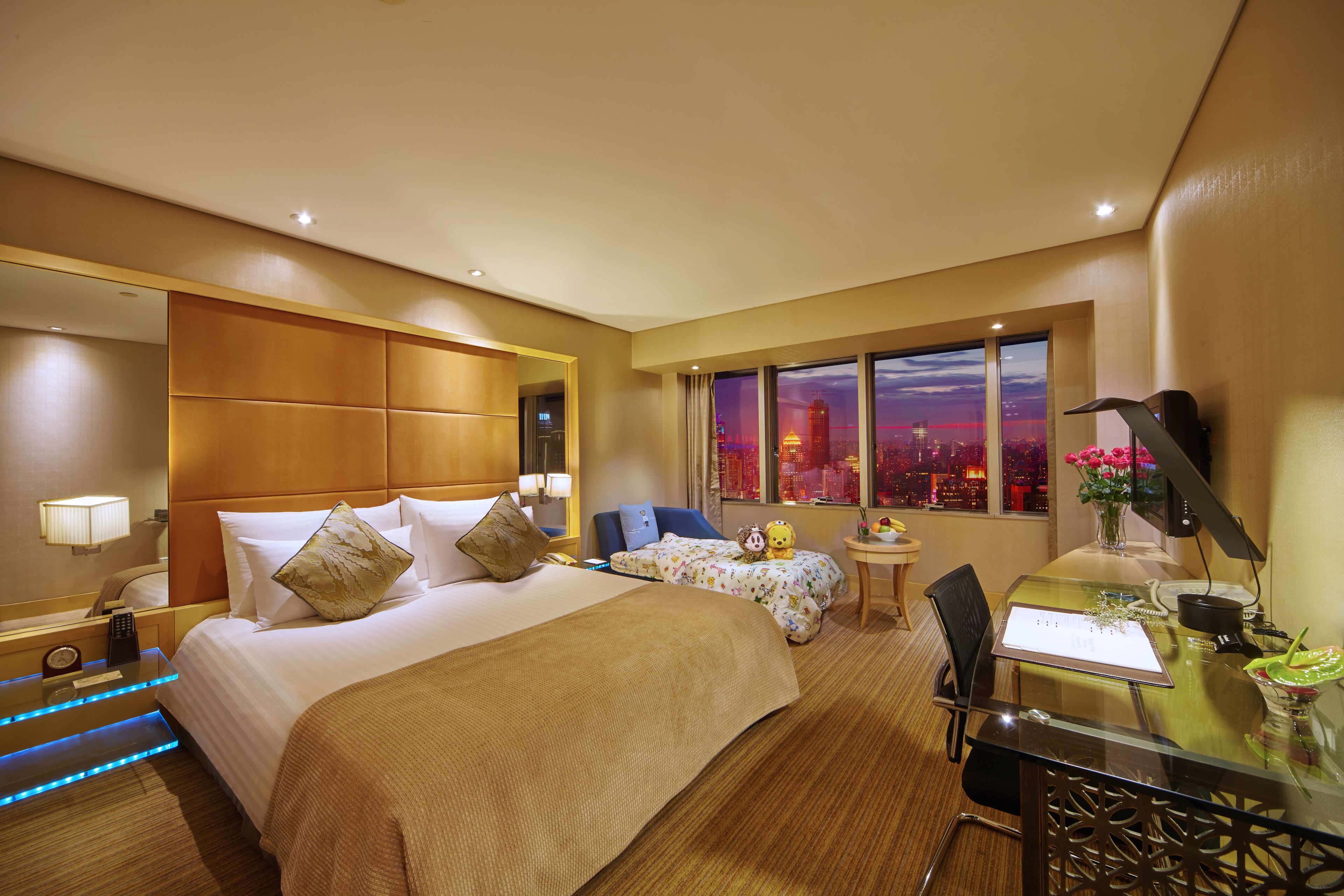룸 (1 king bed and a couch, no extra bed)