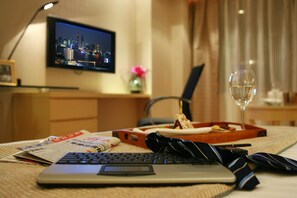 Digital Deluxe King Size Room | Living area | 32-inch LED TV with satellite channels, TV - Jin Jiang Tower (Shanghai)