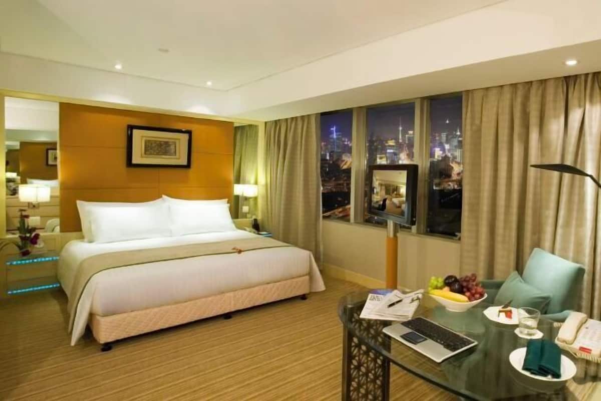 Premium bedding, down comforters, minibar, in-room safe