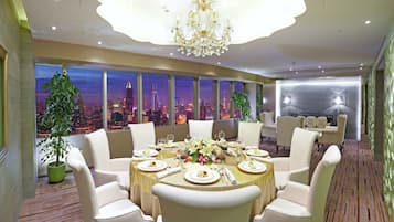 Melayani sarapan, makan siang, dan makan malam