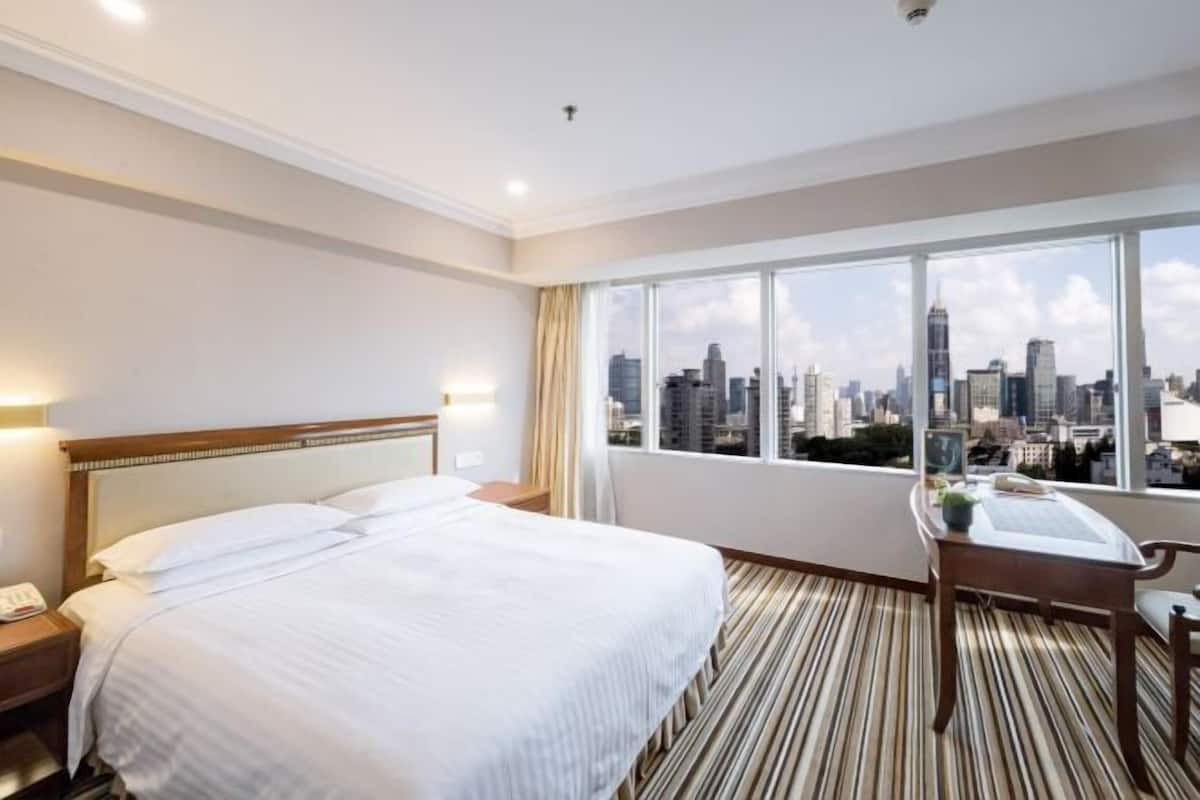 1 bedroom, premium bedding, down duvets, minibar