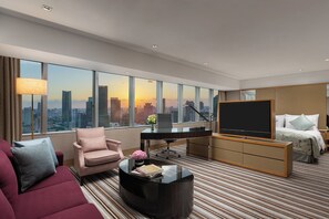 Villar Executive City-view Room | Premium bedding, down comforters, minibar, in-room safe