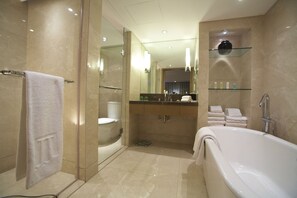 Villar Executive city-view King suite | Bathroom