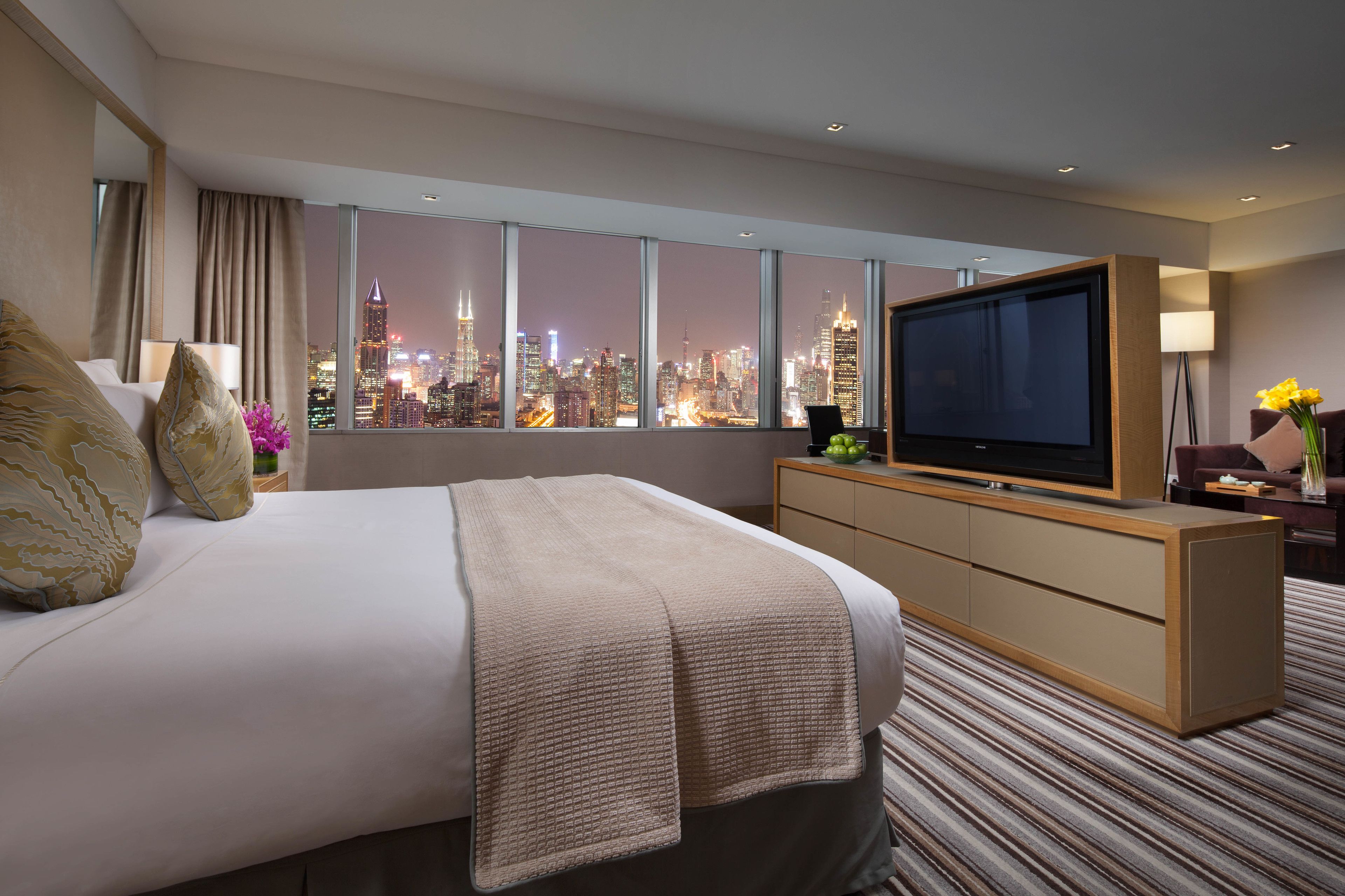 Ropa de cama de alta calidad, cubrecamas y minibar 