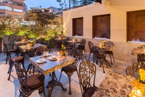 Breakfast, lunch, dinner served; international cuisine  - Hotel Rosales Plaza (Bogotá)