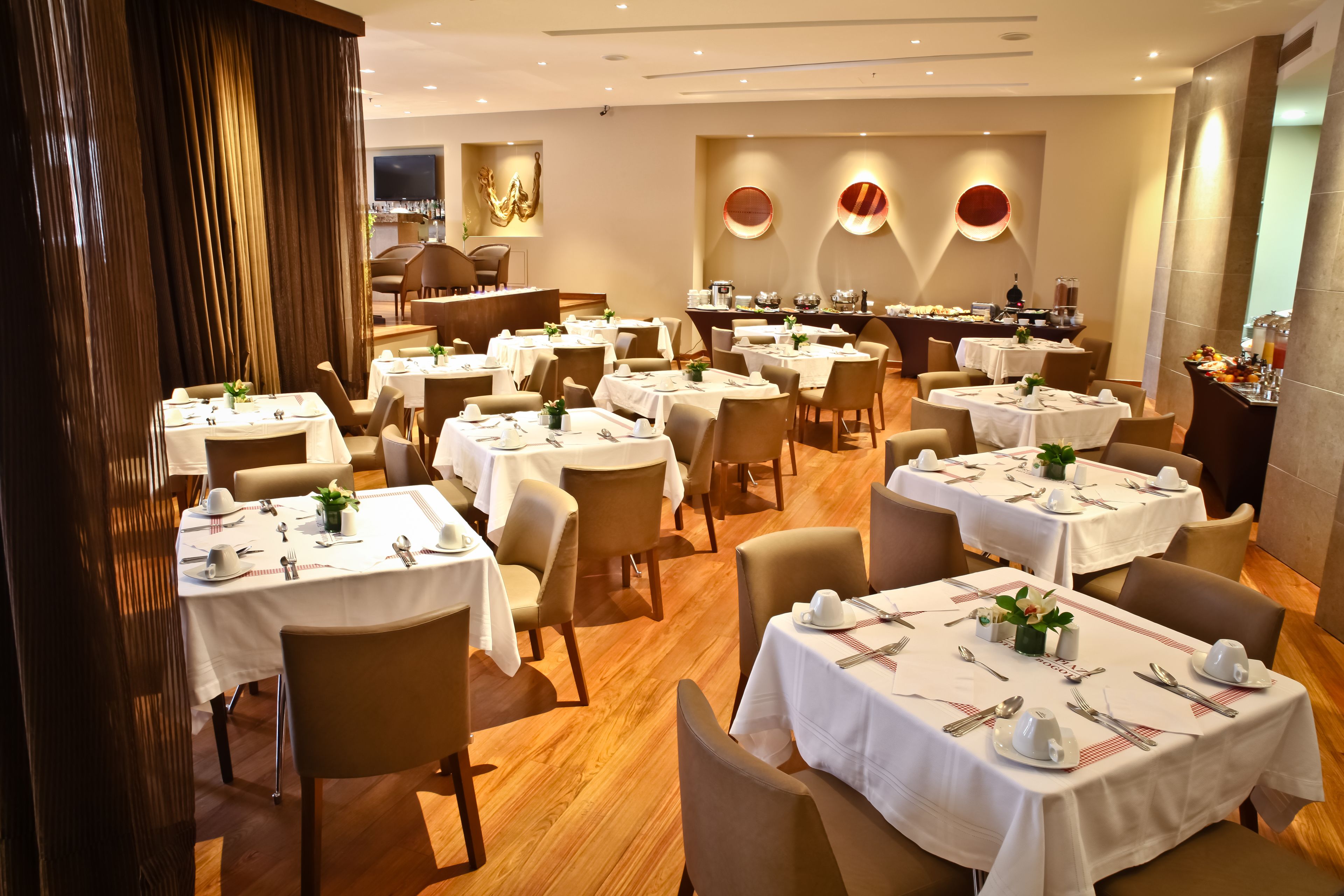 breakfast, lunch, dinner served; international cuisine