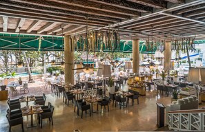 Petit déjeuner, déjeuner et dîner servis sur place, vue sur la plage