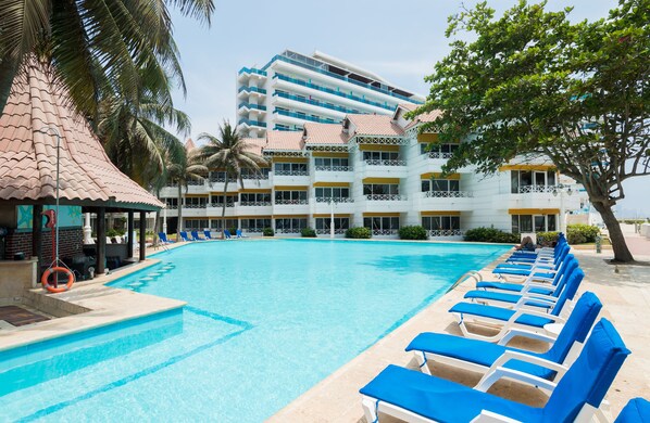 2 piscinas al aire libre, sombrillas