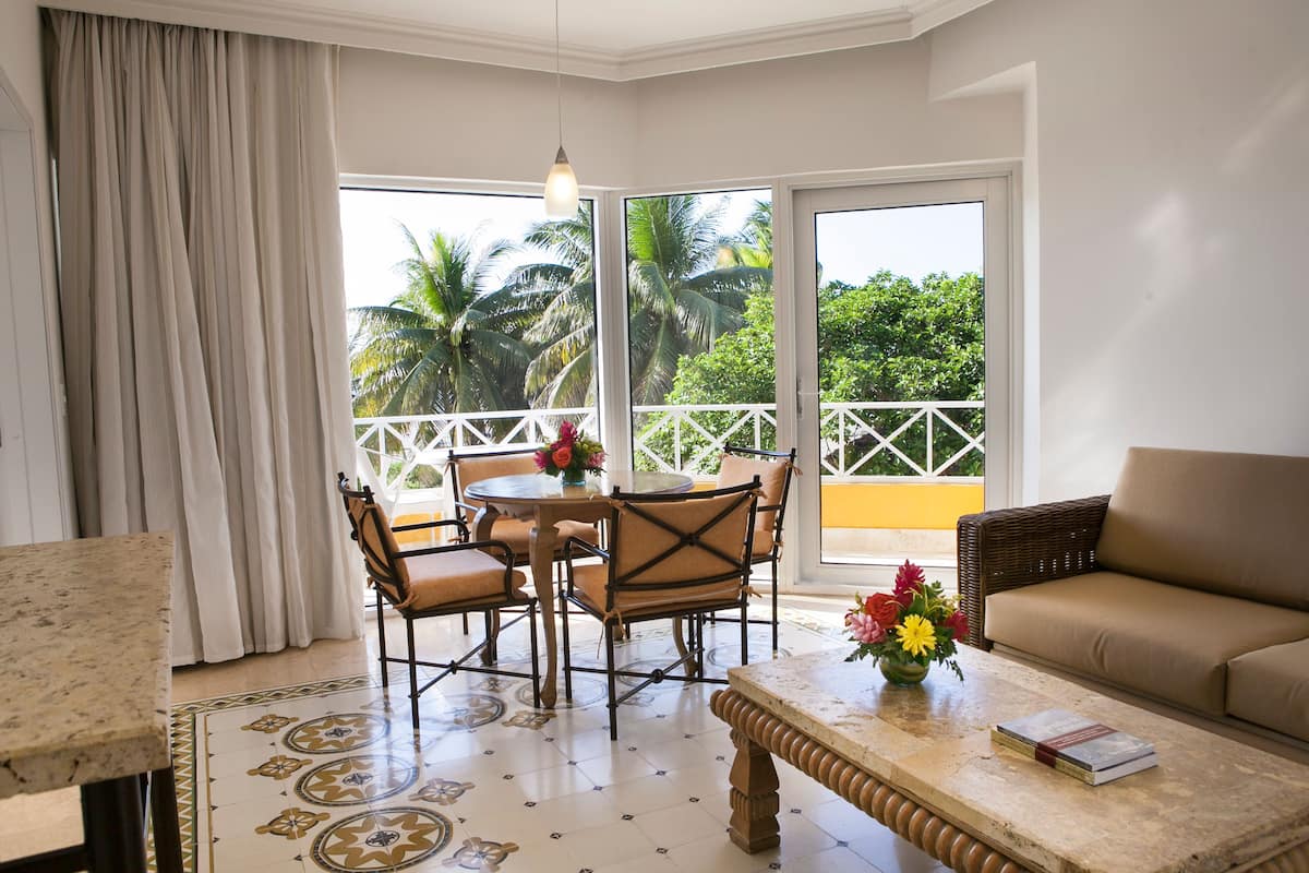 junior suite, 1 king bed, garden view | premium bedding, minibar, in-room safe, desk