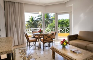 Suite Junior, 1 très grand lit, vue jardin | Literie de qualité supérieure, minibar, coffres-forts dans les chambres