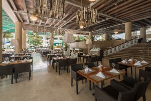 朝食、ランチ、 ディナーに営業 (ビーチビュー)