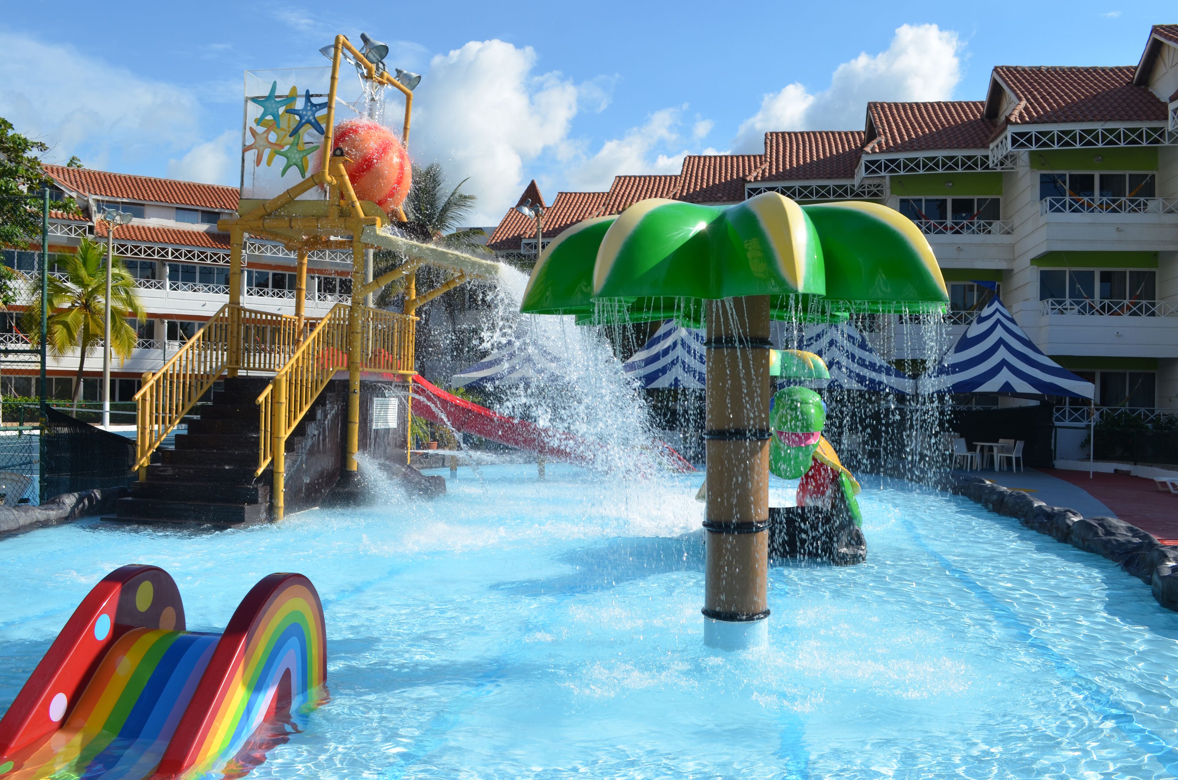 Ein Wasserpark mit Rutschen und Wasserspielen.