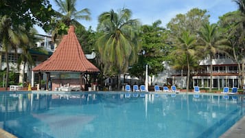 2 outdoor pools, pool umbrellas