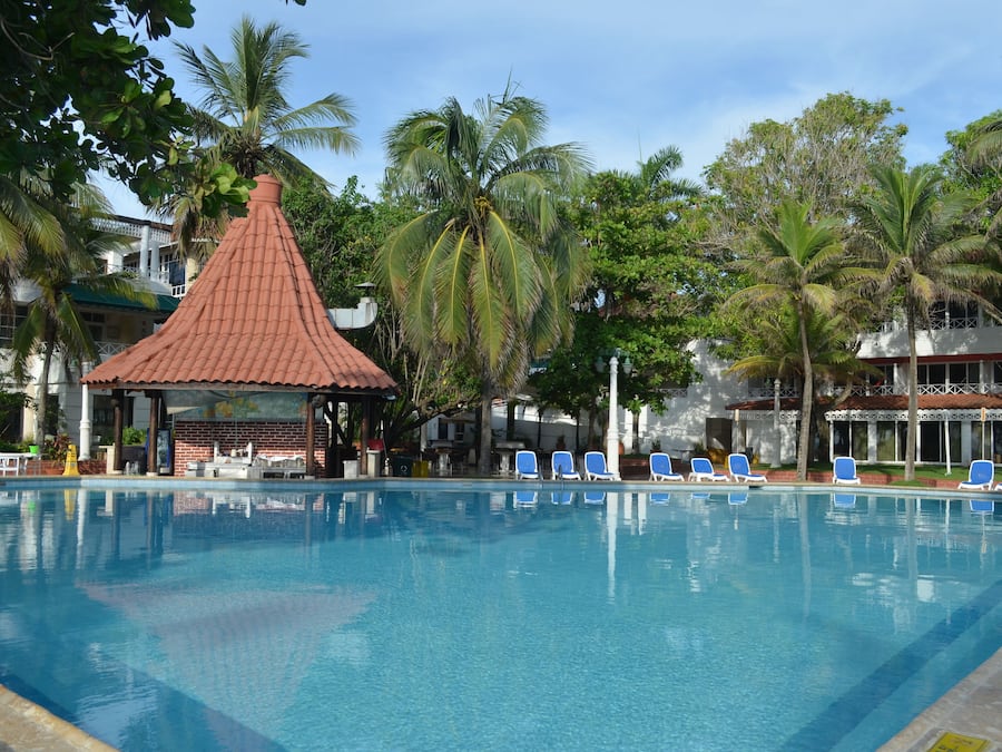 2 albercas al aire libre y sombrillas en la alberca